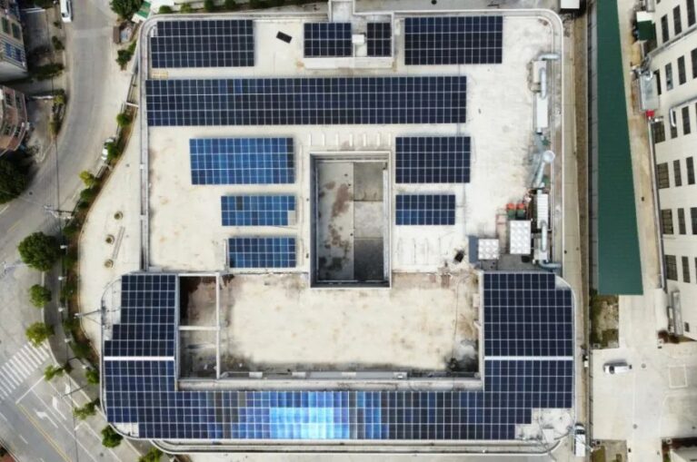 Flat roof ballasted